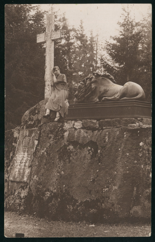 fotopostkaart, Helme khk, Kärstna lõvi, vaade küljelt, risti juures naine, u 1935, foto E. Feldmann (Mustla)