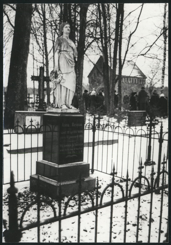 foto, Kõpu khk, Kõpu surnuaed, Anna Reiman'i hauakivi, A. Weizenbergi Naine lillepärjaga, 1982, foto E. Veliste