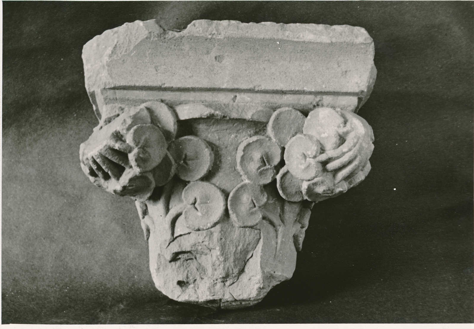 foto Viljandi muuseum, ordulossi kapiteel, VM 1696, 1960 foto R.Maran