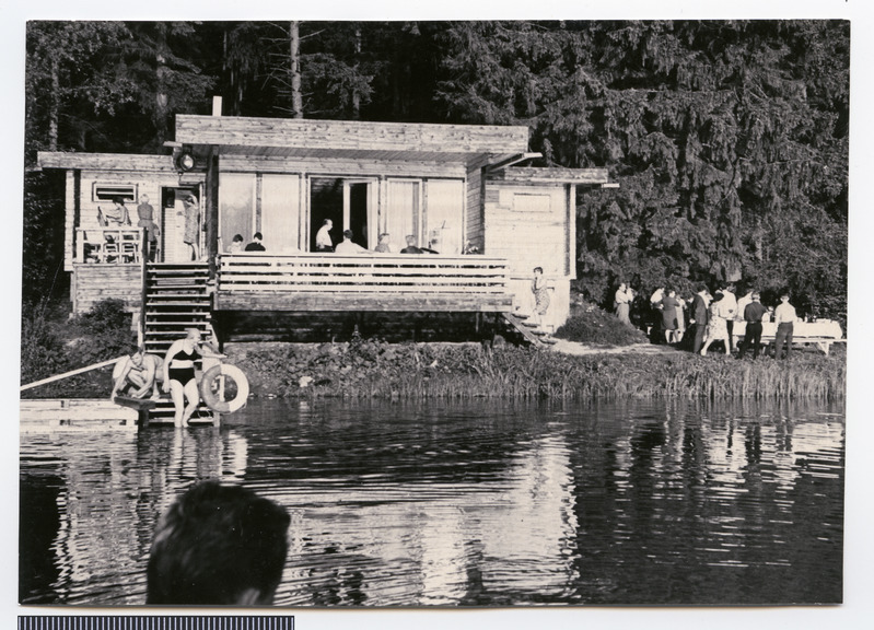 foto, Viljandi khk, J. Gagarini nim Näidissovhoostehnikumi Linajärve saun-suvila, inimesed, u 1975, foto O. Vihandi