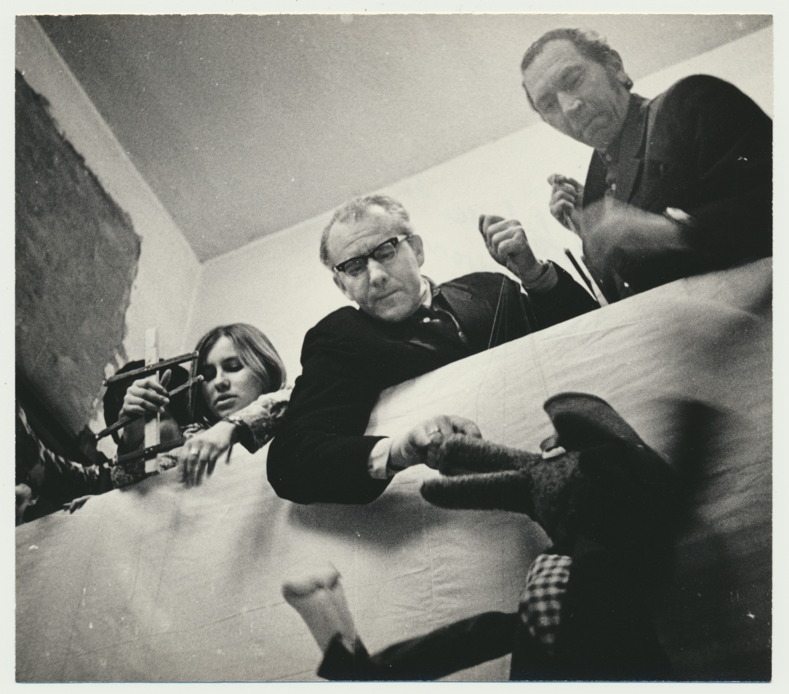 foto Viljandi Isetegevuslik Nukuteater, paremalt G.Auspere, V.Kuusik (teatri juht) 1973 Viljandi kultuurimaja foto E.veliste