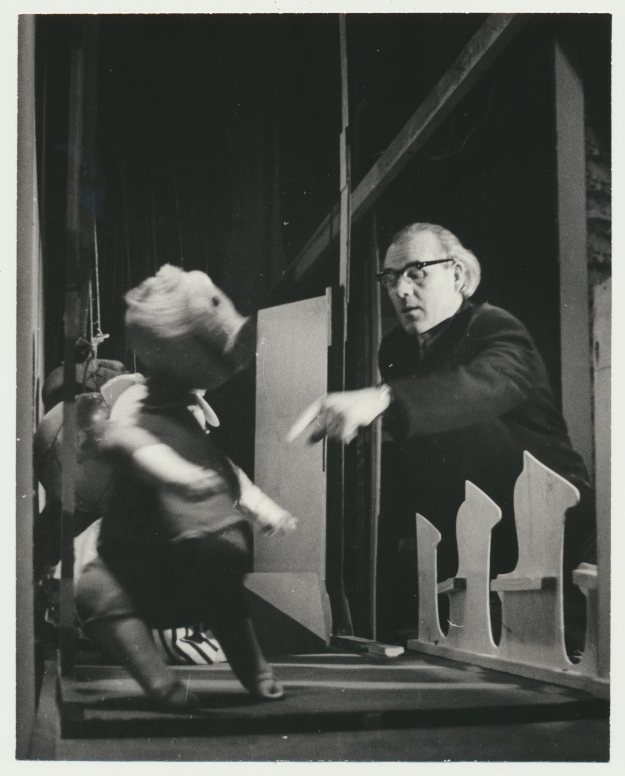 foto Viljandi Isetegevuslik Nukuteater, etendus Trips, Traps, Trulli lood, proov, V.Kuusik, Viljandi kultuurimaja 1975 foto E.Veliste