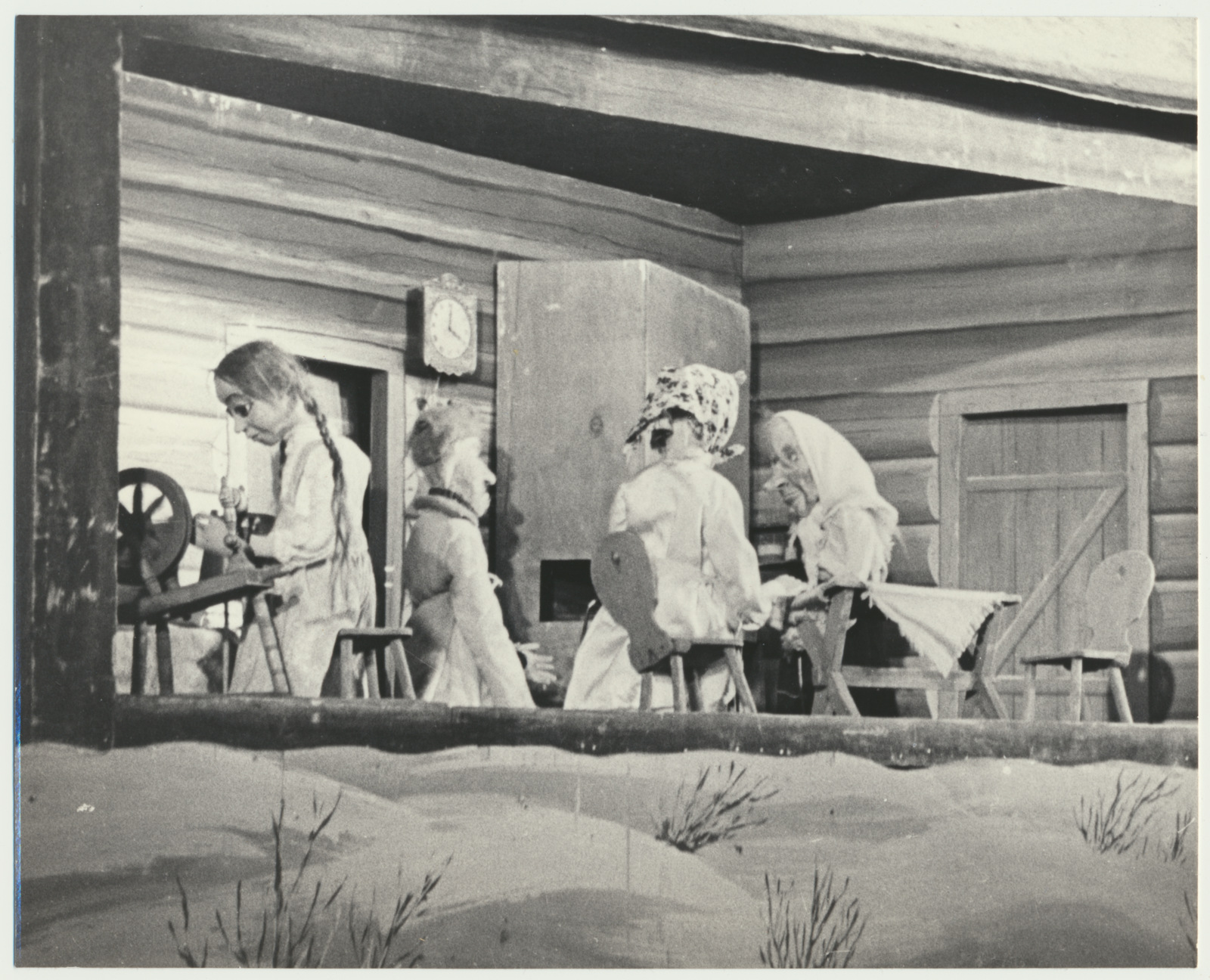 foto Viljandi Isetegevuslik Nukuteater, nukunäidend Külmataat, stseen I vaatusest, 1973 foto E.Veliste