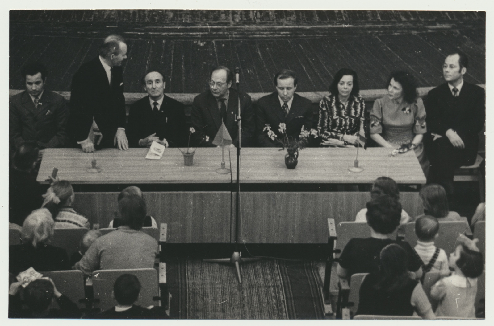 foto Viljandi Isetegevuslik Nukuteater, V Nukurahvateatrite festivali avamine Viljandi kultuurimajas 1973 foto E.Veliste