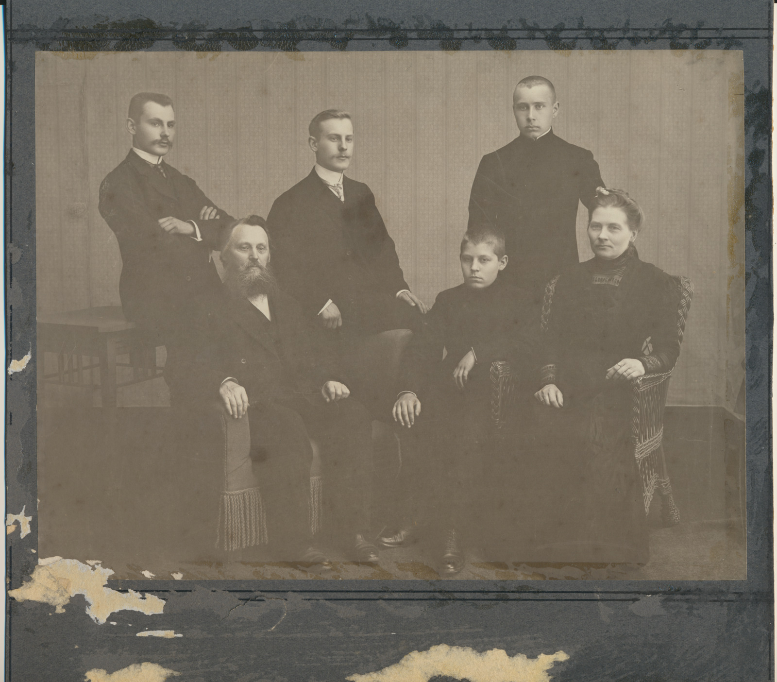 foto pere Leoke 26.08.1910, I r Hans, Elmar, Mari II r Jaan, Hans, Peeter, foto J.Riet