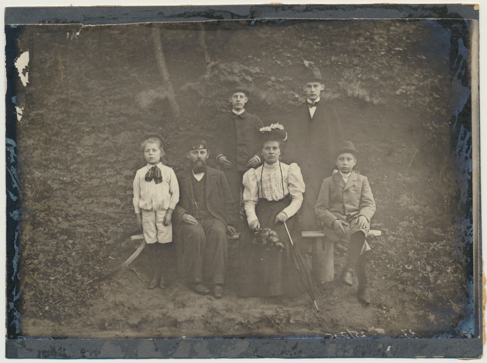 foto pere Leoke u 1903, I r Elmar, Hans, Mari, Peeter, II r Hans, Jaan