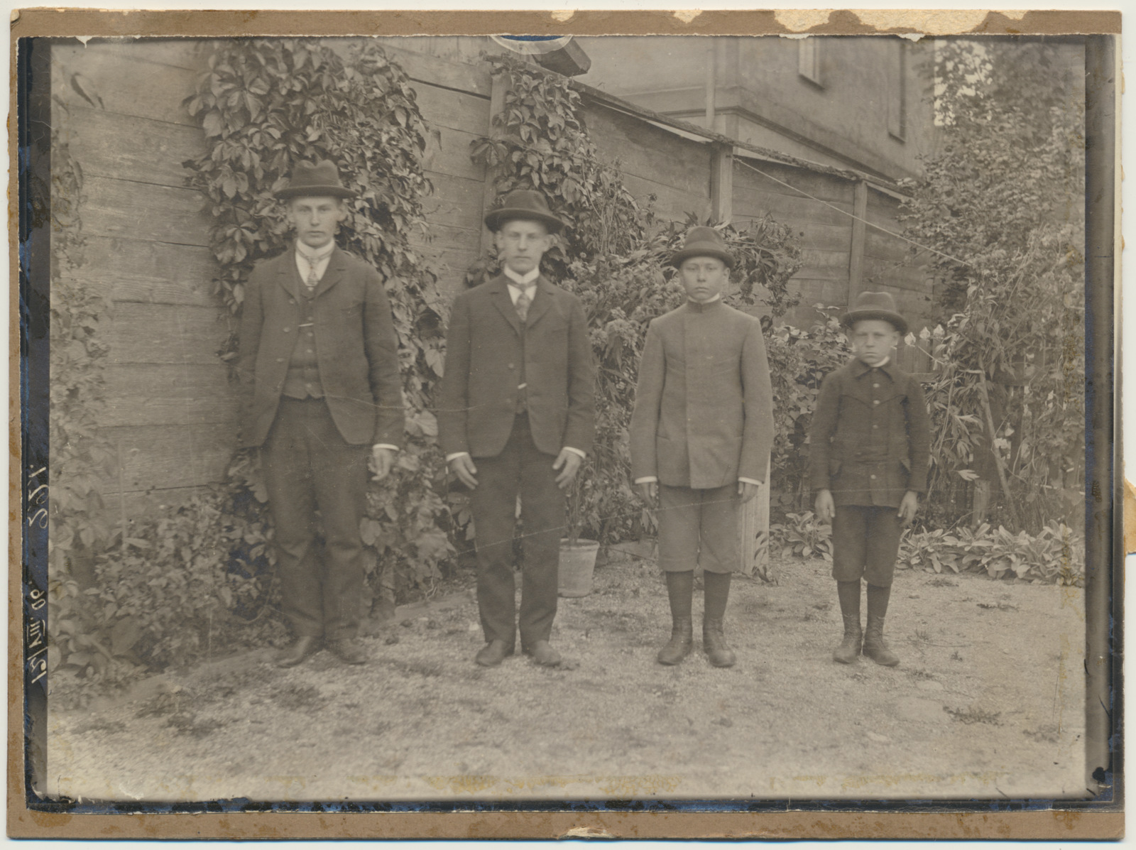 foto Hans Leokese pojad Jaan, Hans, Peeter, Elmar 12.08.1906 foto J.Riet