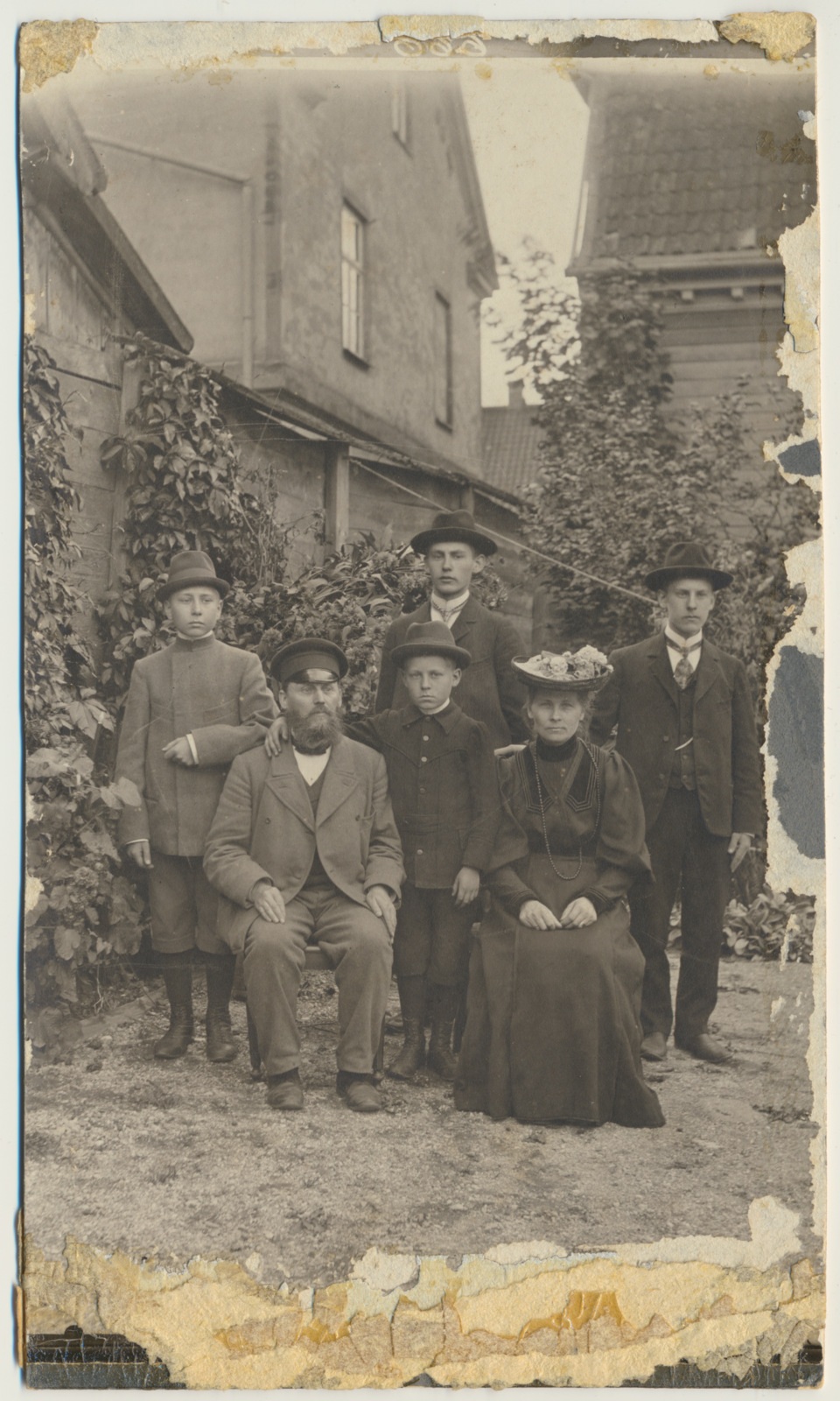 foto pere Leoke, I r isa Hans, Elmar, Mari II r Peeter, Jaan, Hans 12.08.1906 foto J.Riet