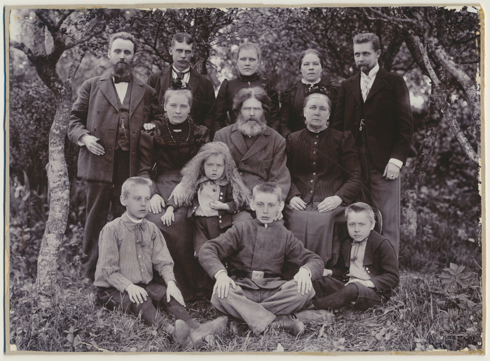 foto pered Leoke ja Tõllasepp u 1902, I r Hans, Jaan ja Peeter Leoke, II r Hans, Mari ja Elmar Leoke, Jaan, Kadri ja Ado Tõllasepp, III r Tõnis, Anna-Marie ja Kadri Tõllasepp
