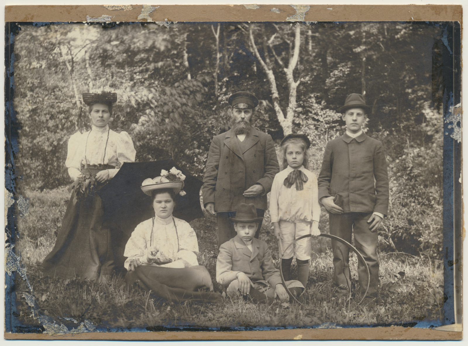 foto pere Leoke u 1905, I r ?, Peeter II r Mari, Hans, Elmar (rõngaga), Hans