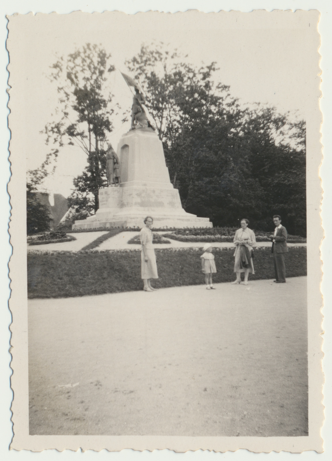 foto, Viljandis Vabadussamba juures, Helgi Raidal ema, isa, vanaemaga(?) u 1937