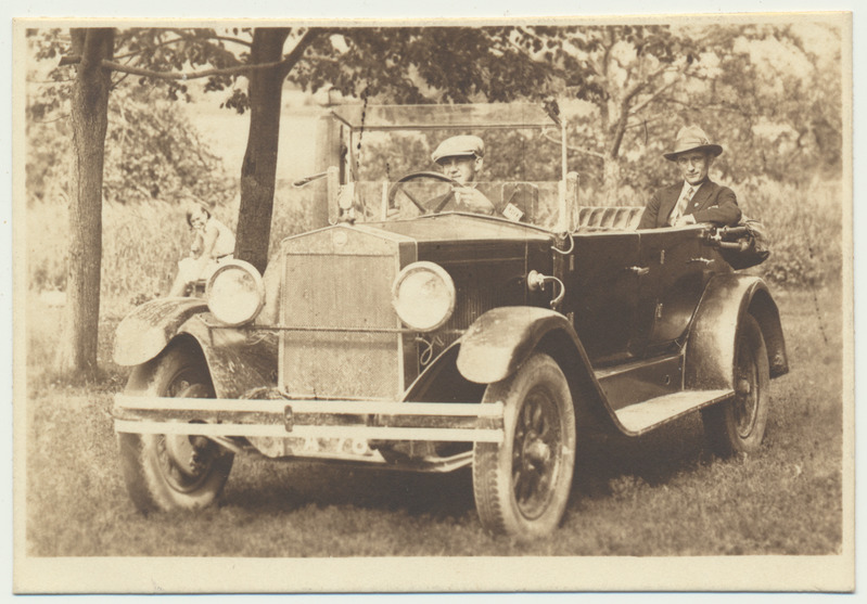 foto, sõiduauto (Chevorlet?), tagaistmel A.Raidal u 1938