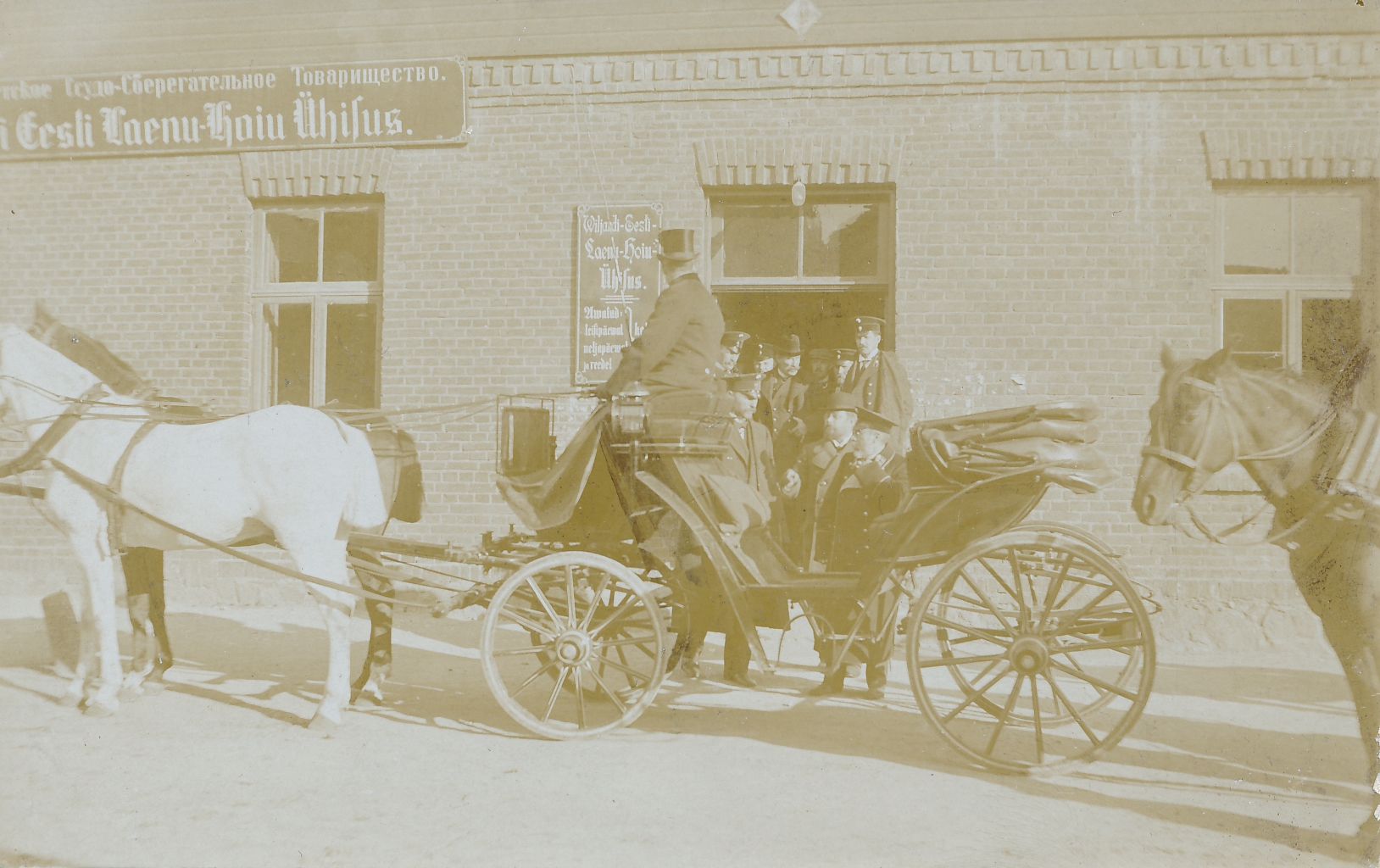 foto, Viljandi E.Põllumeeste Seltsi maja ees voorimees u 1912