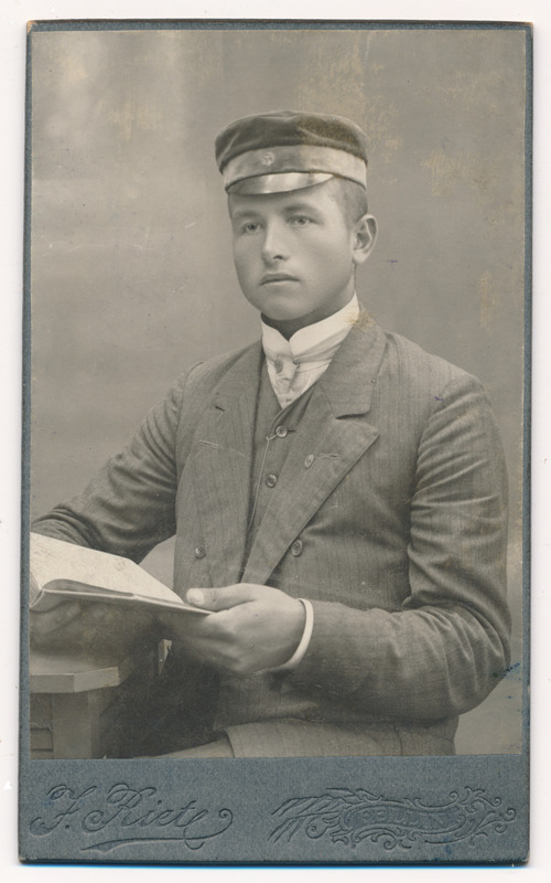 foto J.Joh(h)anson, noormees Vastemõisast soome põllutöökooli mütsiga, 1917 foto J.Riet