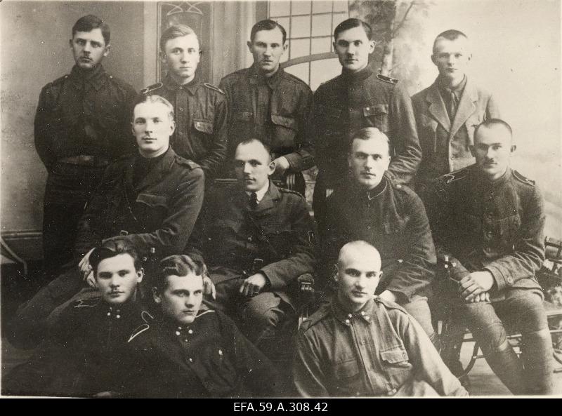 Composition of the row section of the Kuperjanov Partisanide Polgu Staff. On the left: I row - 3rd writer Jakob Paabusk, 2nd row - 1st path adjutant subLeutnant Rudolf Riives. 2nd path commander, Captain Jaan Unt, 3rd intelligence command chief, clipper Julius Kõiv.