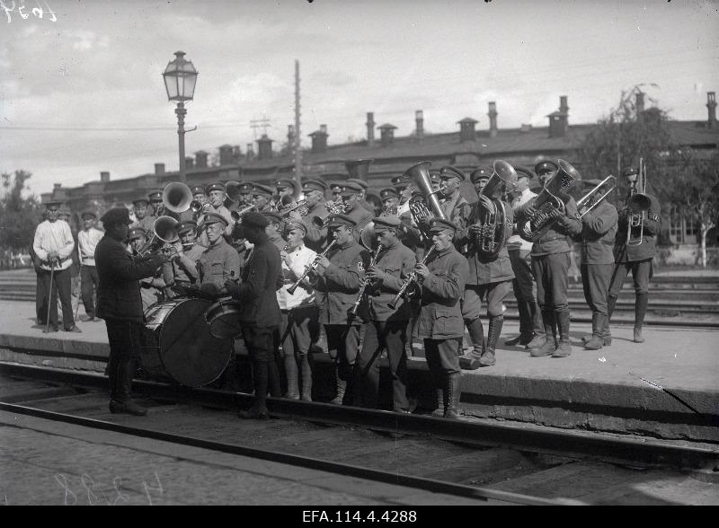 War of Liberty. The Orchestra of the Kuperjanov Partisanide Battalion plays the Chief Chief of Army General Major Johan Laidoner on arrival at Pihkva Railway Station.