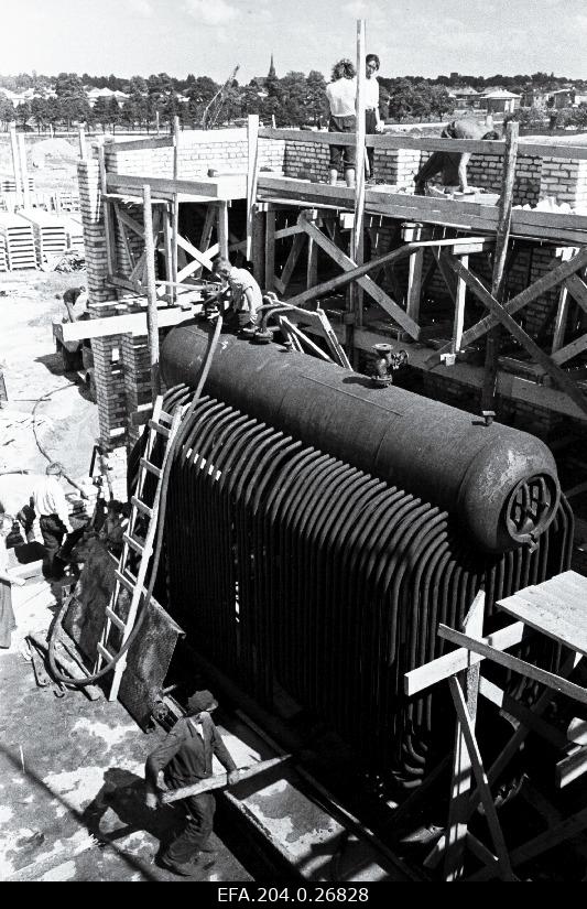 Installation of high-size compression air boilers at the Tartu Rail Concrete Factory.