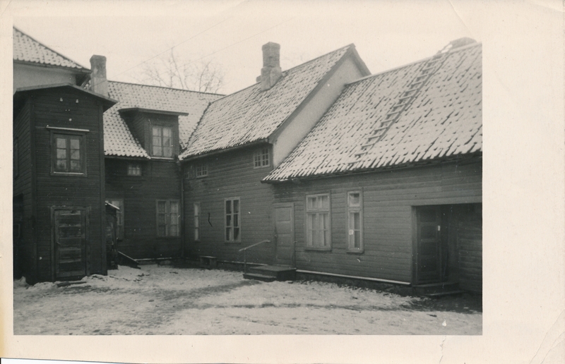 foto Viljandi, J.Liivi tn 3 hoov'i poolt, ajalehe Sakala endine toimetuse maja 1964