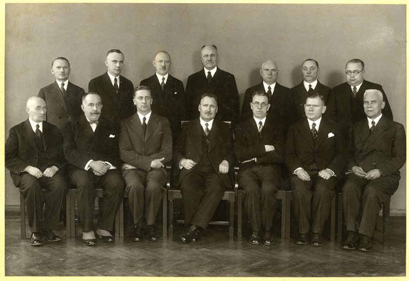 foto Eesti Panga president Jüri Jaakson juhtkonnaga 14 isikut
