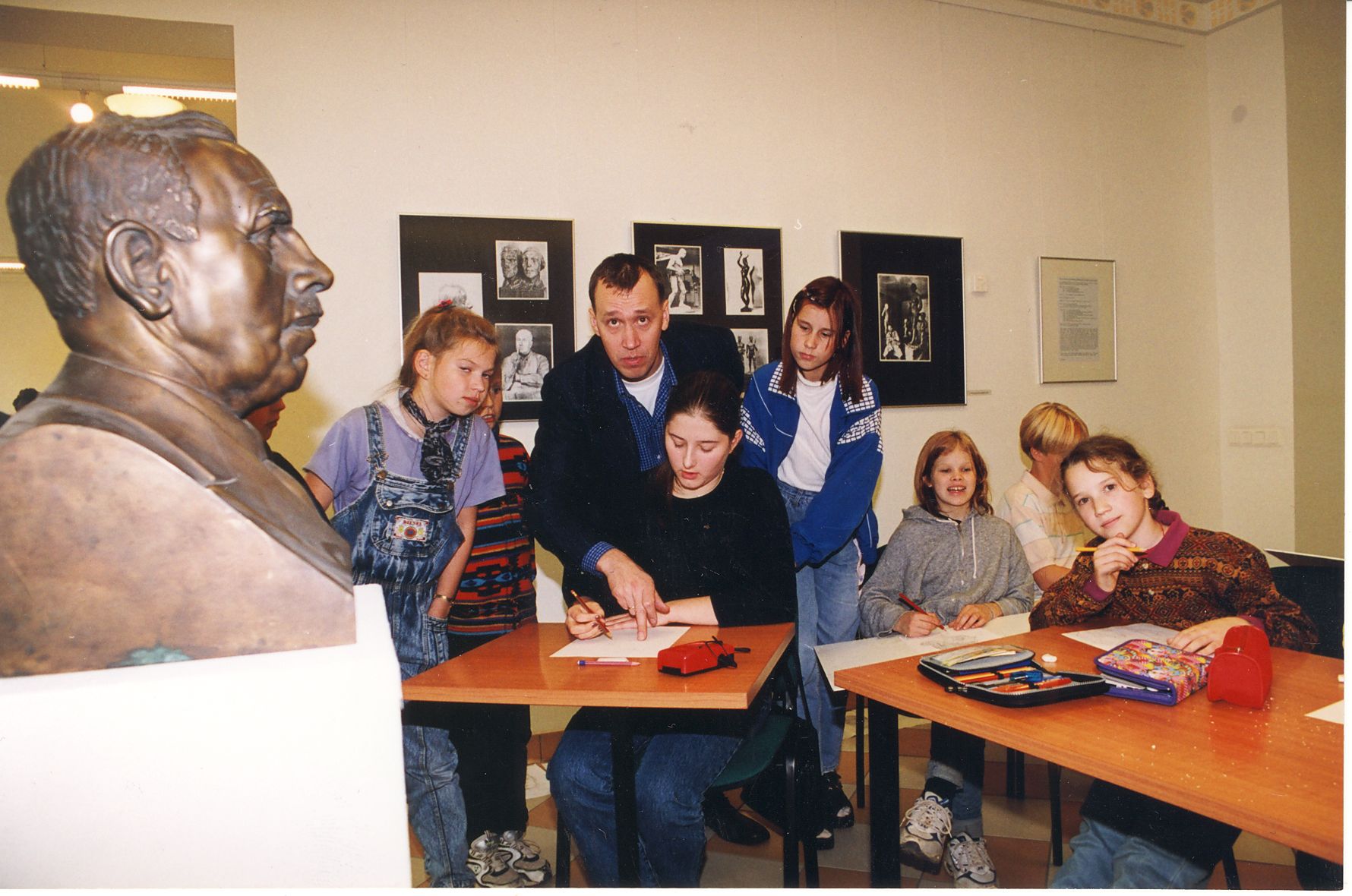 Aapo Pukk Valga Muuseumis kunstihuvilistega