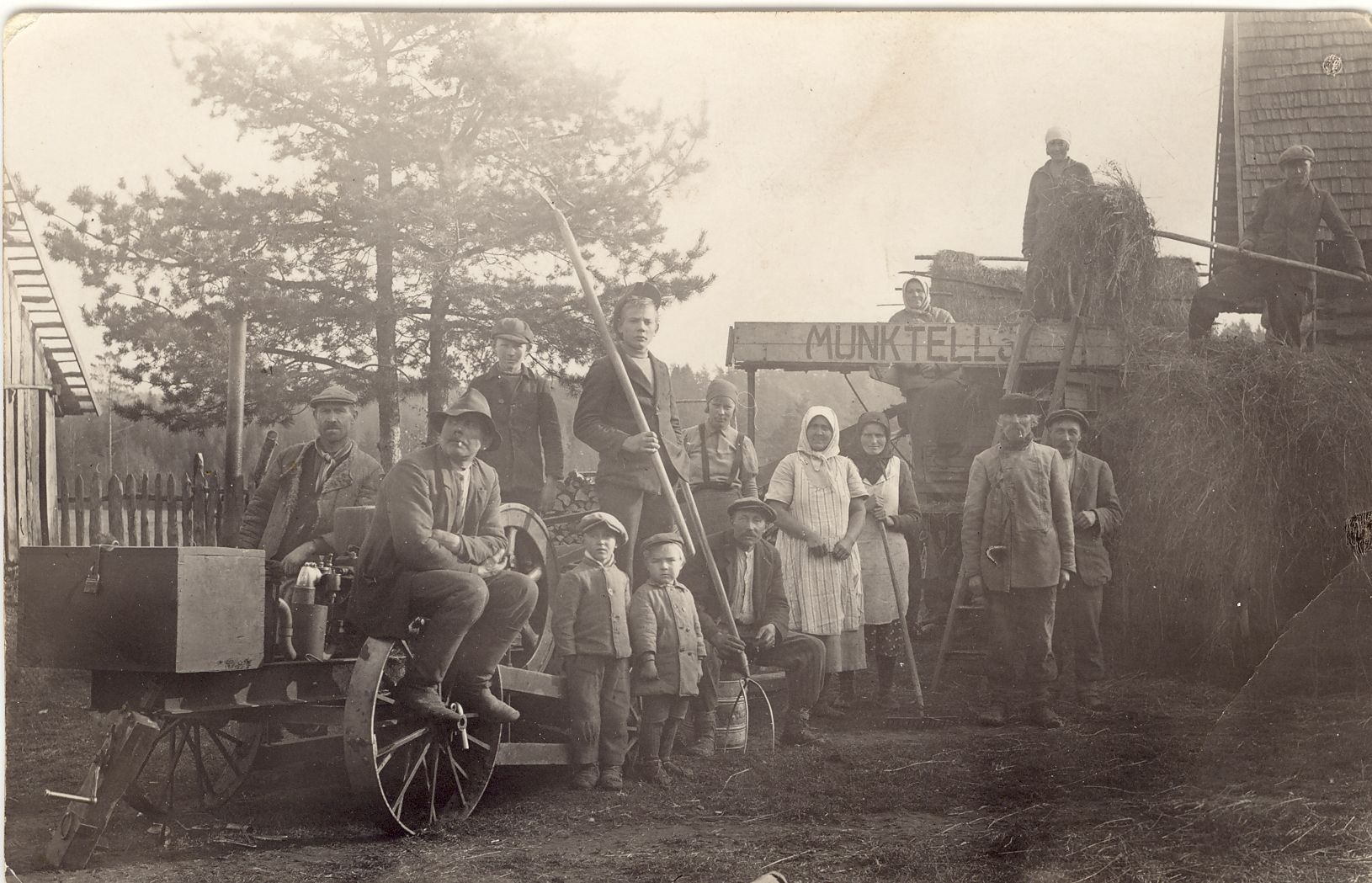 Koruste valla hobujõul veetav masin Aakres Rästamäe talus vilja peksmas