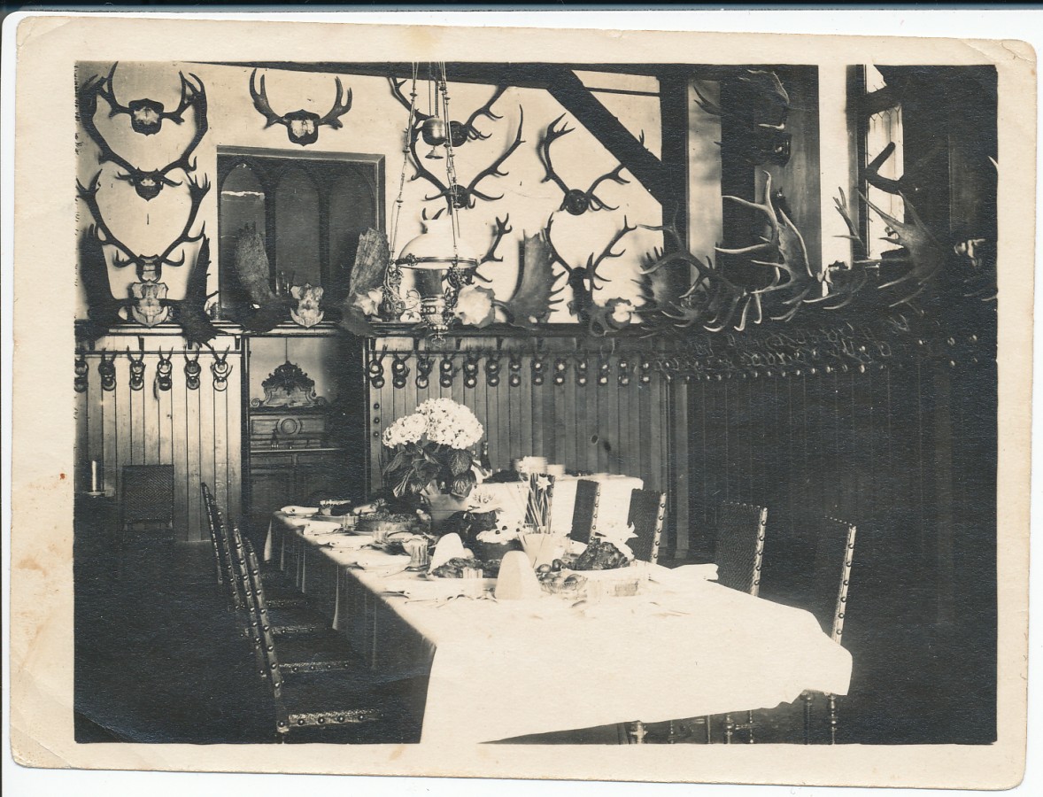 Sangaste lossi söögisaal jahitrofeedega