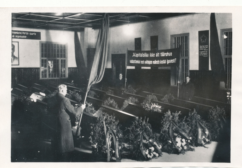 Valge terrori ohvrite ümbermatmine Tõrvas 30.11.1940. a. Puusärgid Tõrva rahvamaja saalis, otstes pärjad. Kommunistlikud noored seisavad auvalves.