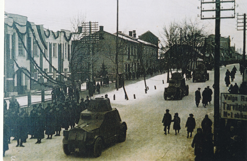 Soomusautode kolonn Kaitseväe paraadil Vabaduse tänaval Valgas 24.02.1928