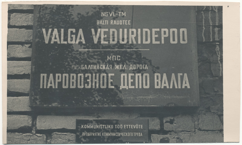 Valga Veduridepoo. Kommunistliku töö ettevõtte nimetuse silt kontoriukse kõrval seinal (eesti ja vene keeles).
