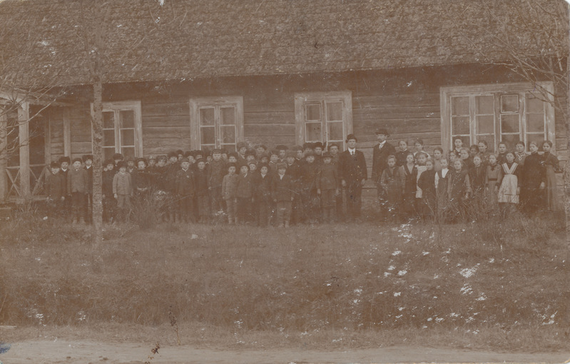 Grupifoto: VAna-Roosa Miku kooli õpilased ja õpetajad koolimaja ees õues. Keskel vasakul õpetaja A. Määrits.