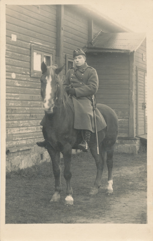 Paul Määrits ratsahobusel Lembitu n. K-0 4. suurtükiväe grupi vormis, mõõk küljel.