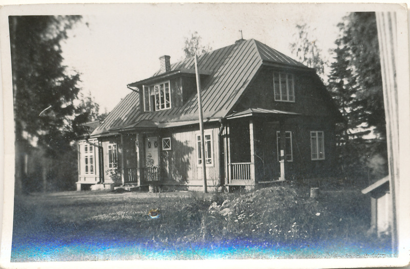 Uniküla Kingu talu Luhamäe suvila- mansardkorrusega puuhoone. Külje-otsavaade.