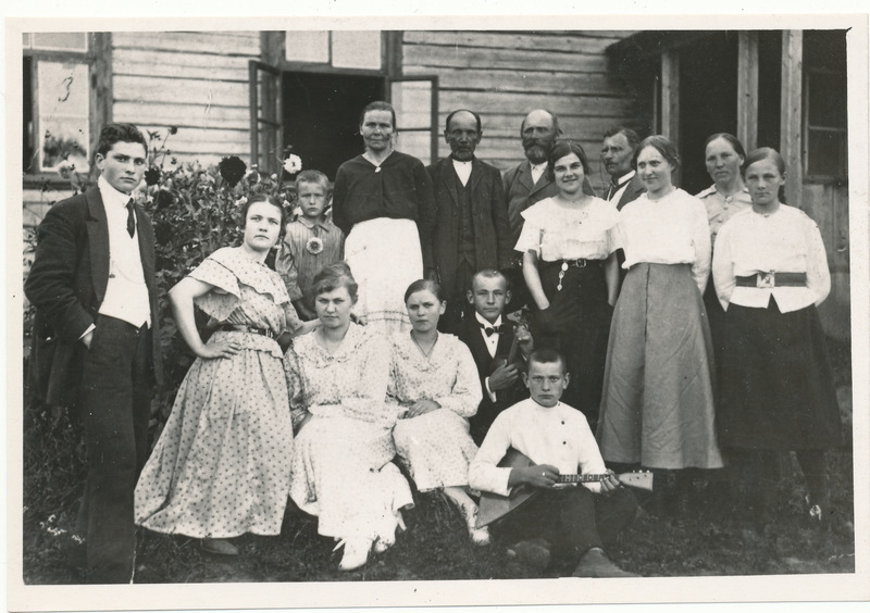 Grupifoto: H. Roosmanni pere ja teised Omuli koolimaja ees väljas 1916. aastal.