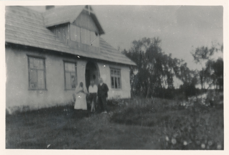Hüdroloog August Velner. Kollaku talu maja ees poja Haraldi ja ema Mariga 1935.a.