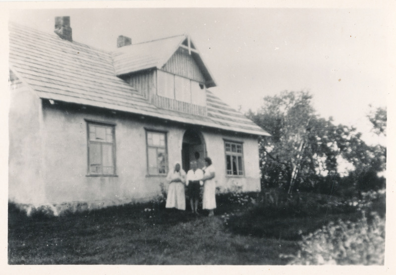 Hüdroloog August Velner. Kollaku talu maja ees abikaasa Katariina, poeg Haraldi ja ema Mariga 1935.a.