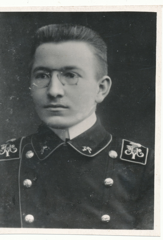Hüdroloog August Velner. Rinnaportree: Velner, August Peterburi Teedeinstituudi üliõpilasena 1910.a. Pildistatud kooli vormikuues.