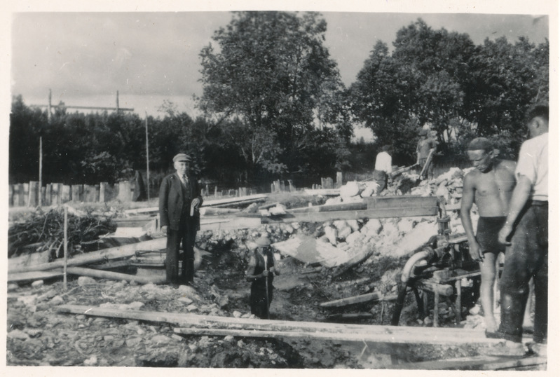 Hüdroloog August Velner. Grupifoto: A.Velner tallinnas Härjapea kanalisatsiooni kollektori ehitamist juhatamas 1920.a.lõpul. A.Velner seisab süvendi äärel.