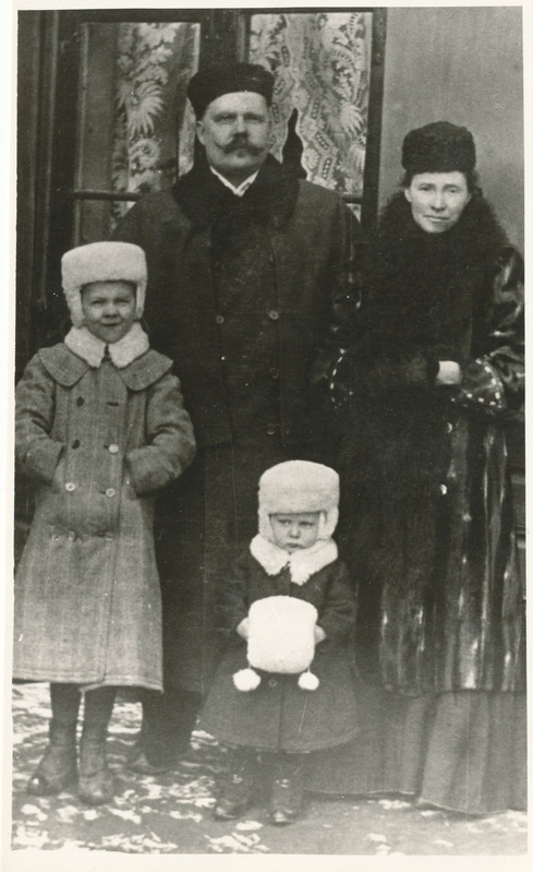 Grupifoto: 3-aastane L. Saar vanemate ja õe Salmega Valgas 1904. aastal.