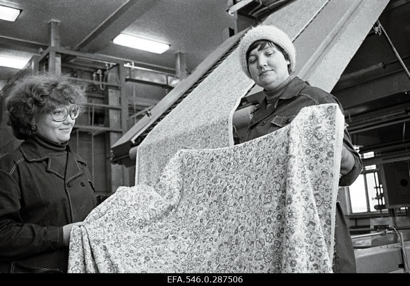 Sindi 1. Valentina Kortševskaya (left) and Nadežda Vološina workers named Vabrik in December.