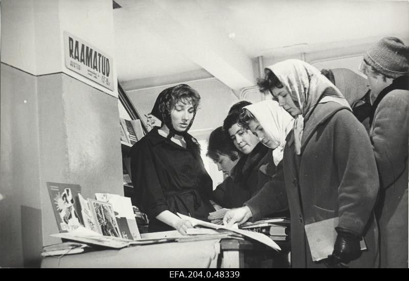 Sindi 1. On social grounds organised by the comsomol organization of the Textile Factory in December, the seller of the book store operating in the factory gate building, the controller of the knitting department Niina Artigena (left) factory to sell literature to young people.