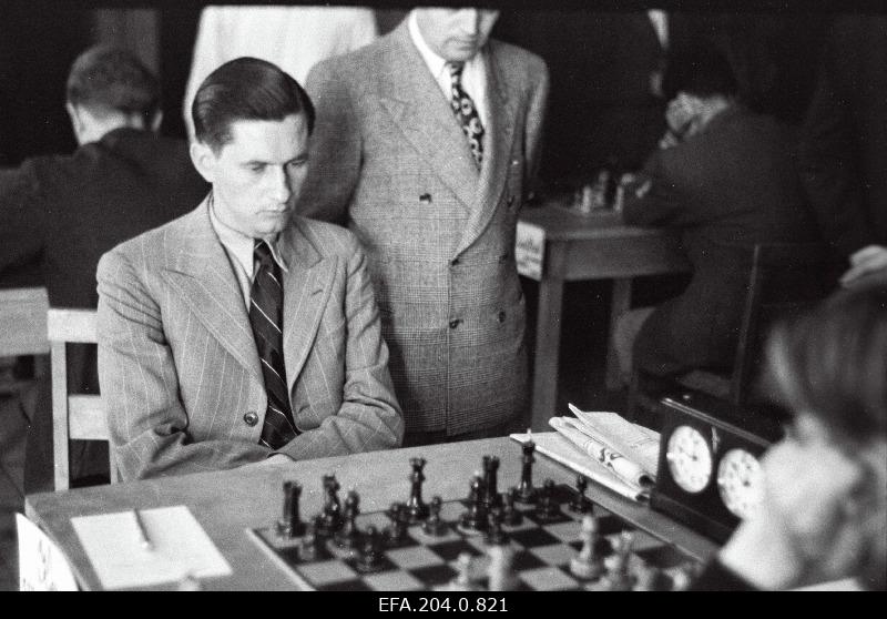 Paul Keres at the Soviet Union's best painter tournament in Pärnu. Behind the edge of Salo Flohr.