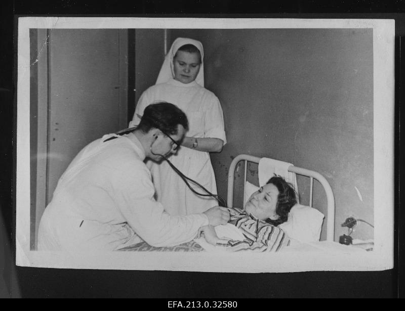 Kingissepa City Hospital's young doctor Kranik controls the condition of the disease.