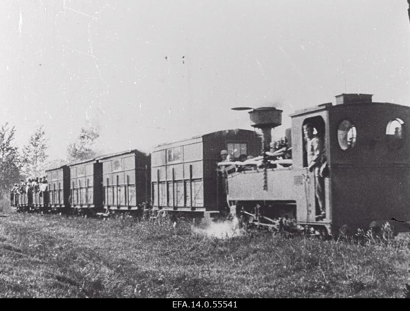 A passenger train that connected the port of Romassare with the city.