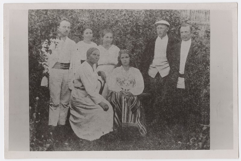 A.H.Tammsaare Koitjärvel oma sugulaste keskel