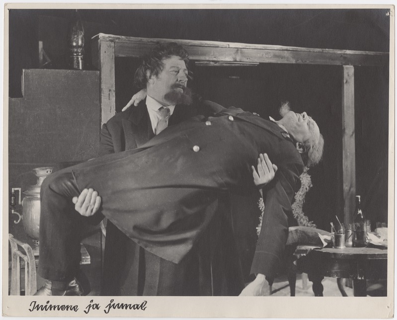 Fotod A.H.Tammsaare teoste dramatiseeringute lavastustest. Inimene ja jumal