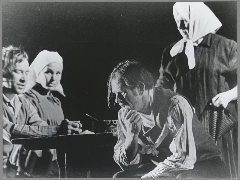 Fotod lavastusest "Vanad ja noored"