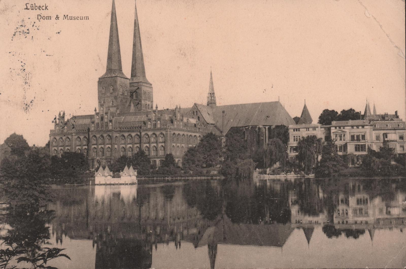 Mustvalge fotopostkaart vaatega Lübecki toomkirikule ja muuseumile.