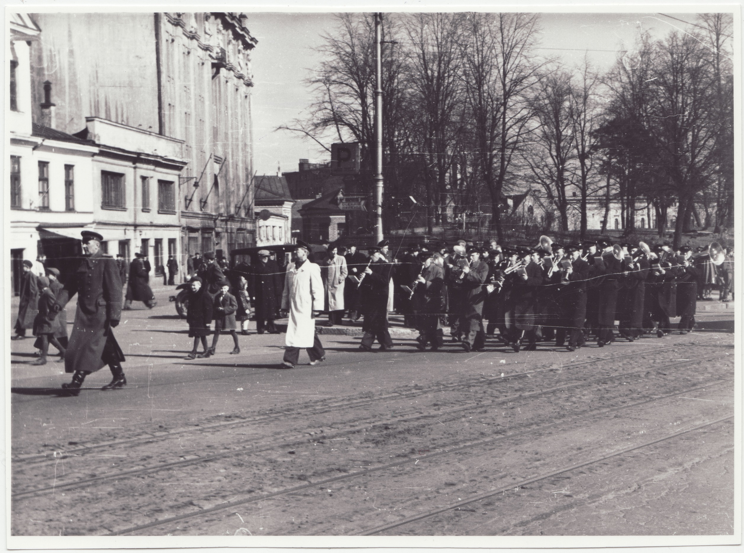 Tallinna tuletõrje 32. aastapäeva paraad: orkester marssimas, 1950.a.