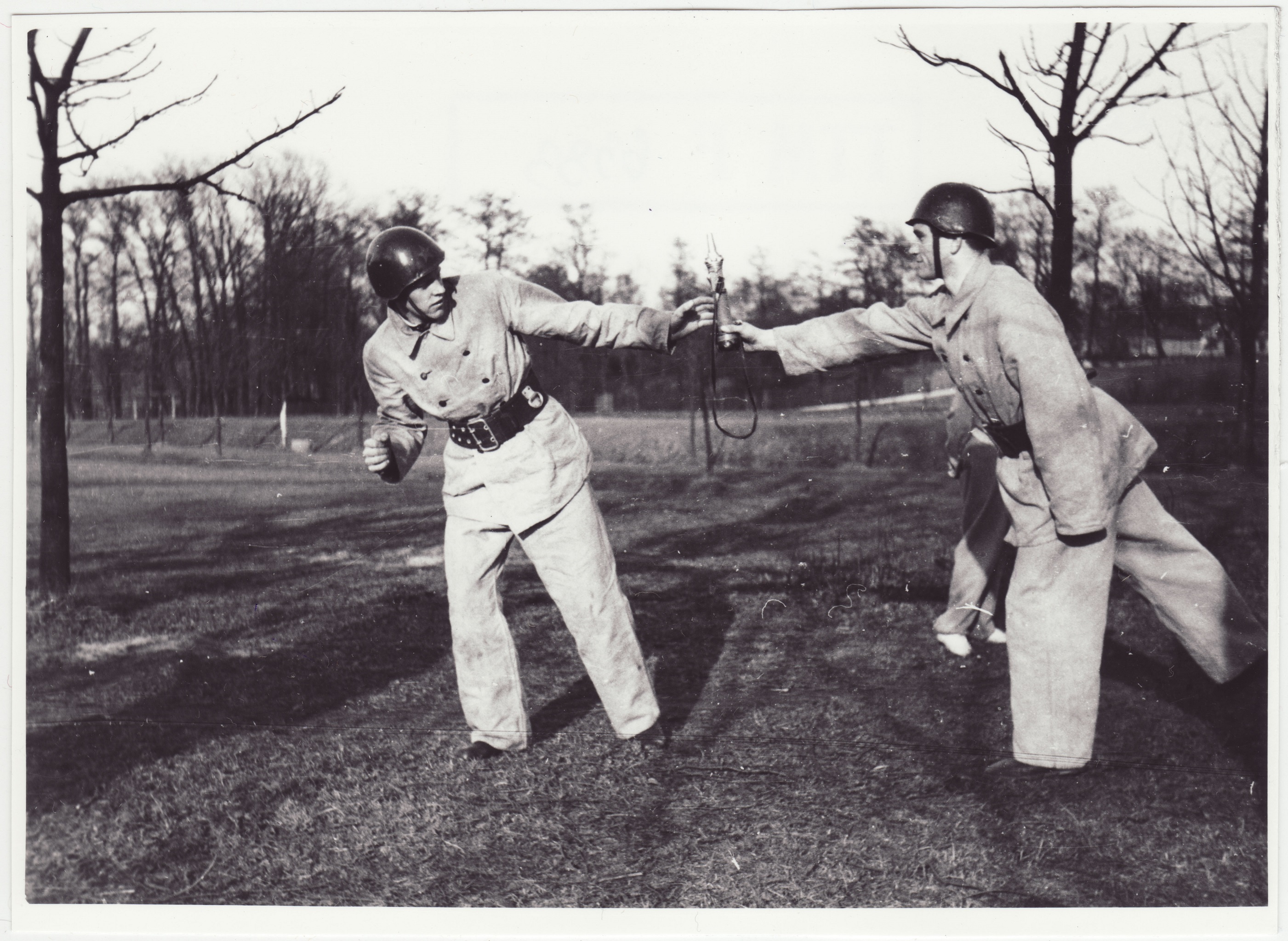 Tuletõrjekooli kursandid teatejooksu treeningul: teatepulga üleandmine, 1950.a.