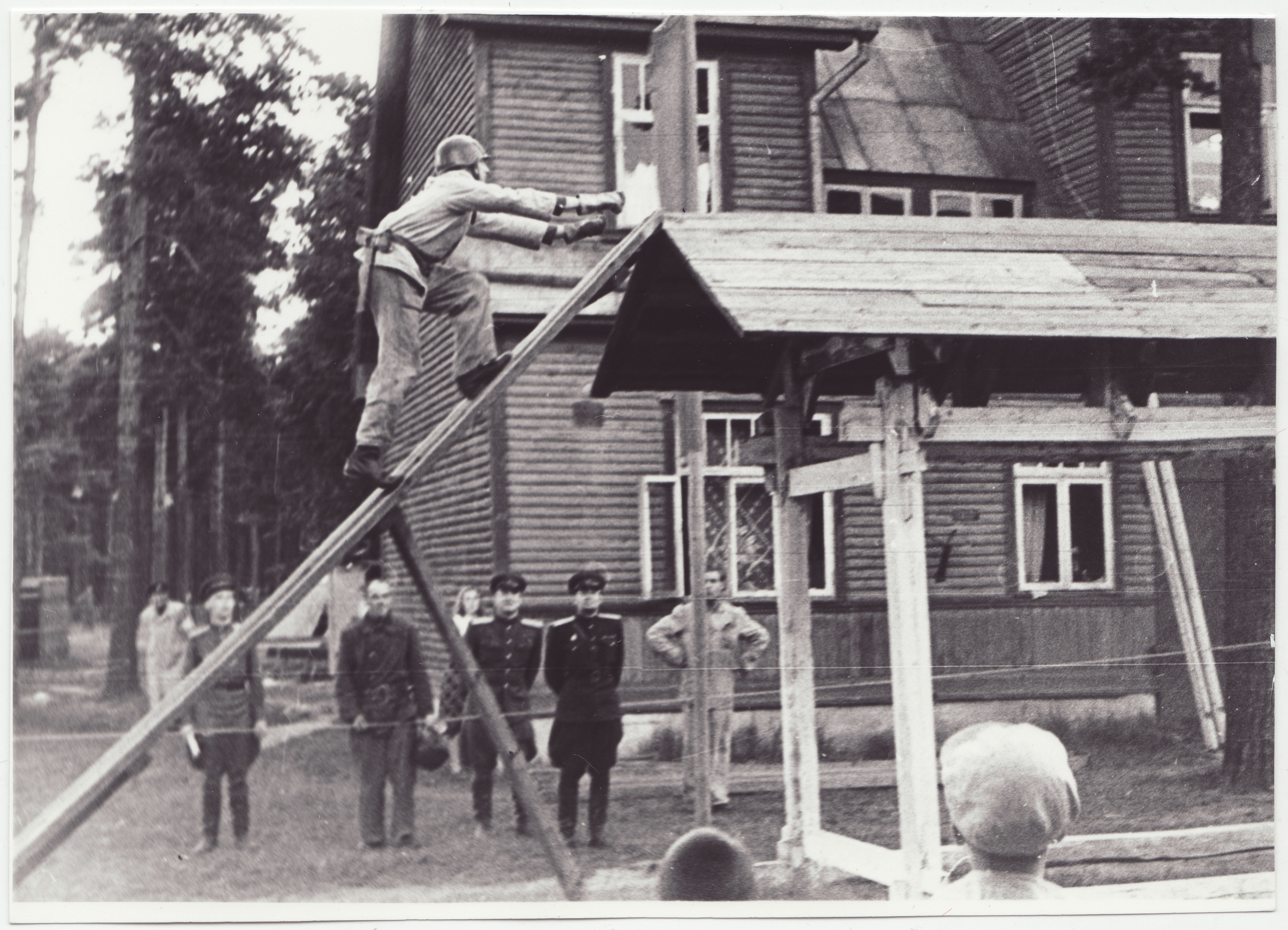 Komandodevahelised tuletõrjevõistlused Tallinnas: 4x100 takistusteatejooksu esimene etapp, 1950.a.